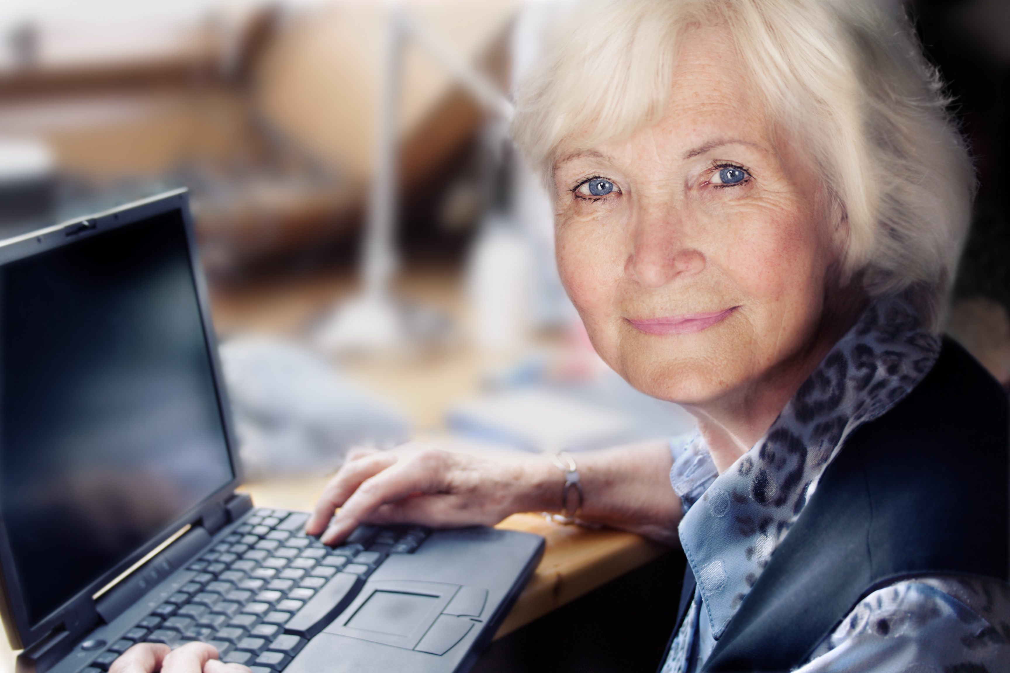 Женщина в возрасте за компьютером